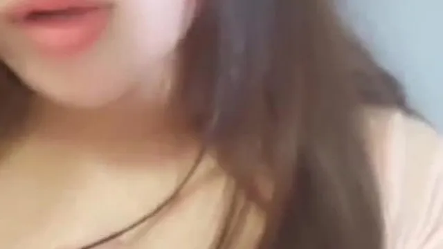 听声音就知道她很骚! 爱聊色的妹妹只希望哥哥快看: 「下面那么湿」