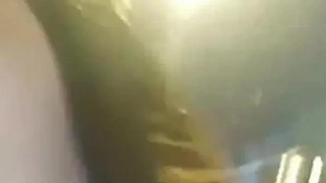 Elle a enlevé ses sous-vêtements et a dit qu'elle avait beaucoup de liquides et des pertes vaginales. La jeune présentatrice avait des démangeaisons au milieu de la nuit et est allée voir un homme frisé pour lui faire une pipe en plein air !