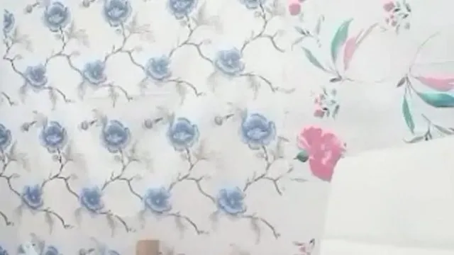 Na primavera, as meninas com peitos grandes não podem deixar de sair para jogar jogos selvagens.