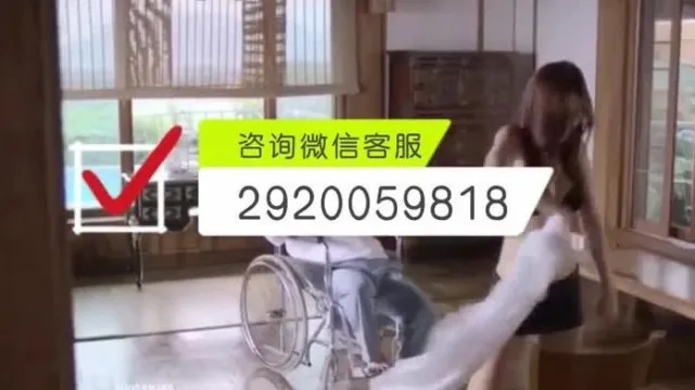 年轻就是要新潮! 冰淇淋挤在身上与男友互吃特别香