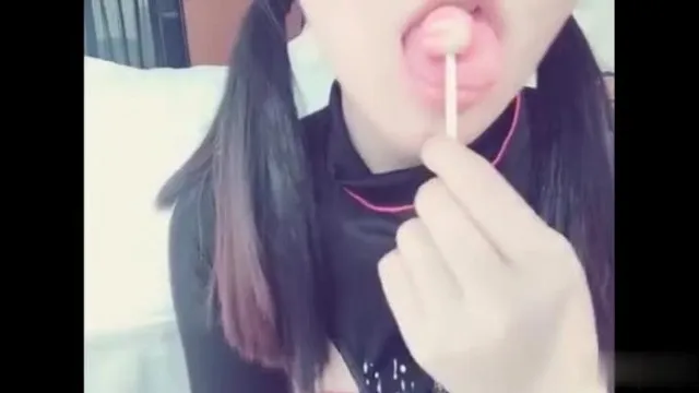 A menina dos seios grandes é tão meiga que o pirulito se mistura com sua bucetinha para fazer fluir seus sucos.
