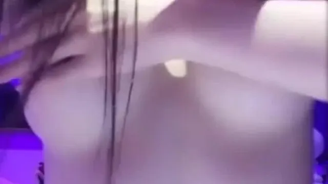 大的握不住! 可爱女主播发育太良好 圆润两颗手感极佳