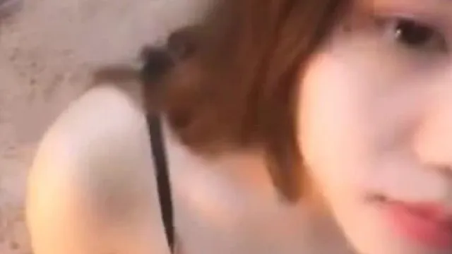 La fille au visage de bébé et aux gros seins n'hésite pas à prendre une douche en direct. Ces deux grosses boules rondes sont à elles seules très puissantes !
