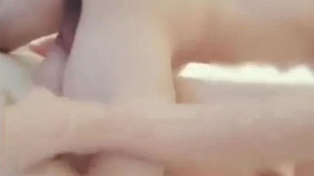 Les gens riches mangent bien ~ La fille glabre et tendre s'est fait baiser jusqu'à ce qu'elle n'arrête pas de gémir ! La chatte rose se contracte violemment avec l'orgasme...