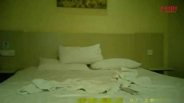 为了暑假出游只好找金主! 羞涩的高三女孩内心在抗拒都只奛任人玩~