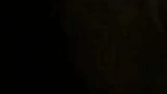 По прихоти я отвел свою девушку в туалет и отсосал ей так сильно, что ей было так больно.