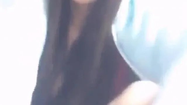气质爆乳正妹上线中 超像在跟女友视讯的?