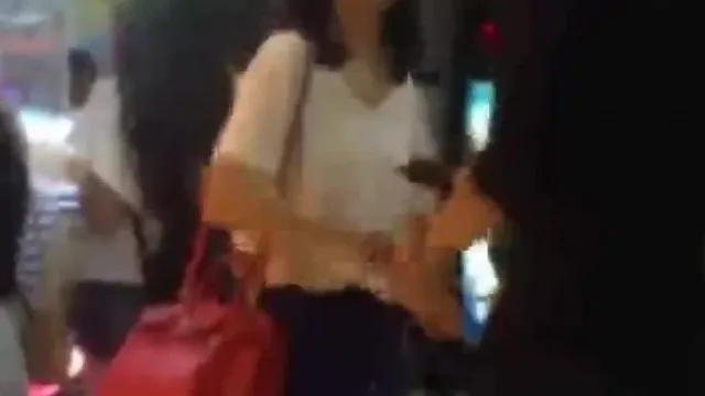 真?偷拍神人!! 有结伴同行的气质美女照样拍! 最棒的时机收录精彩瞬间 4
