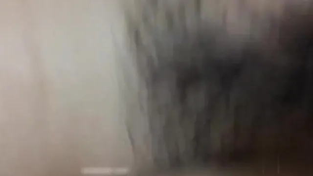 La pareja de recién casados ​​se fue de viaje de luna de miel para tener un bebé. La secreción de su línea sexual hizo que sus grandes pechos se hincharan aún más.