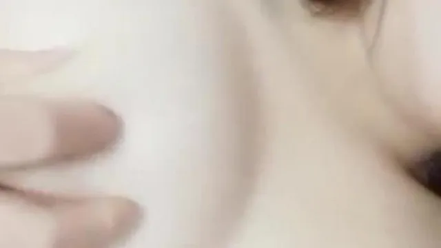 ¡La chica rosa les dice a todos con confianza que conoce muchas posturas!