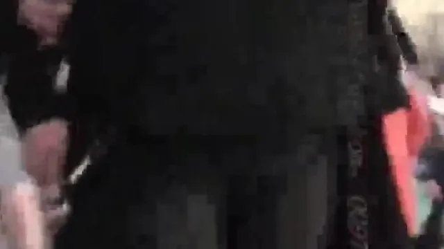 真?偷拍神人!! 有结伴同行的气质美女照样拍! 最棒的时机收录精彩瞬间 3
