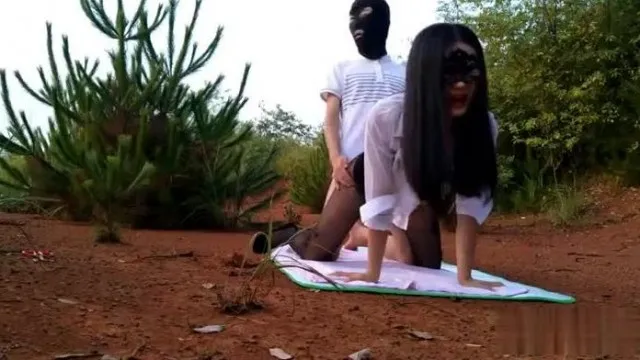 Justo después del amanecer, fuimos a la jungla para tener sexo en el suelo. El ambiente era hermoso y el ambiente genial.