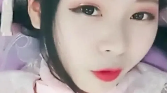 高颜质推荐 小仙女拿梳子是多次进出自己鲜嫩下体