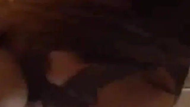 两位小姐被逼急了 直接3P吧