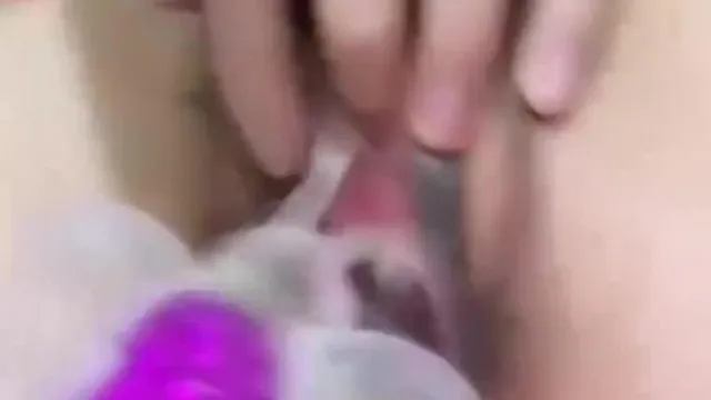 嫩逼正妹大半夜不睡觉！在闺房拿着肉灵芝塞小穴！呻吟不断：看完整个鸟在燃烧