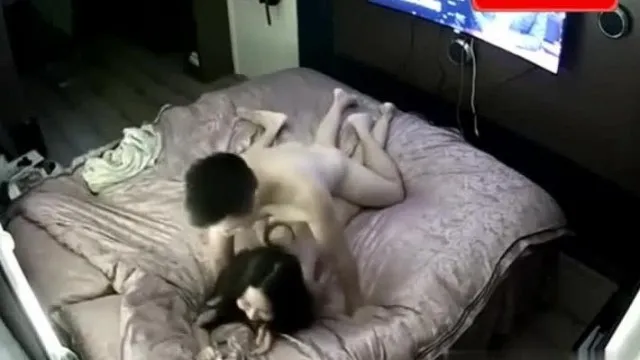[¡Fotos espontáneas seleccionadas!] Esta mujer es tan erguida ~ ¡Puedes escuchar sus gritos obscenos incluso a alto volumen en el televisor!