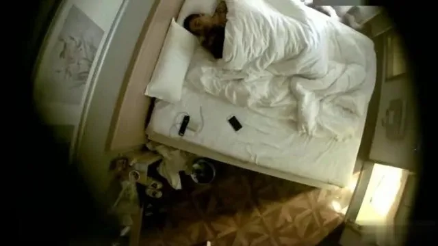[Câmera escondida do hotel] Uma garota gostosa fica com um irmão tatuado e dominador ~ ela come a buceta e usa a boca como um buraco ~