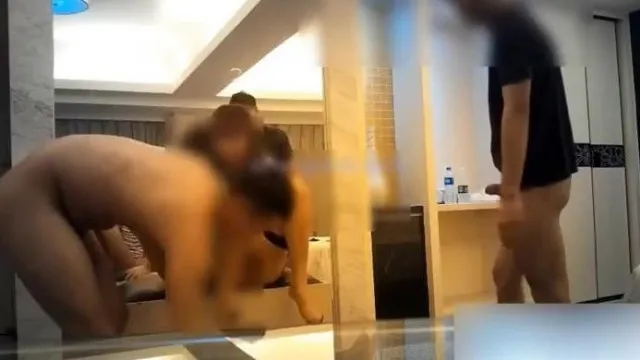 淫蕩眼镜娘上线啪啪~ㄧ女大战两男~ㄧ砲接ㄧ砲~