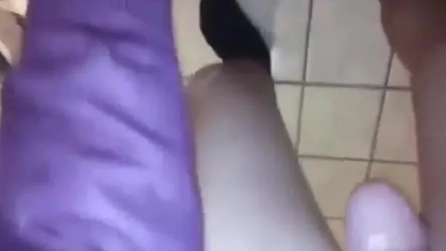 学生妹厕所上玩很痒~男友就跟进去用屌帮他止痒?