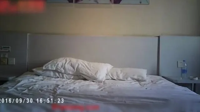 老同学与失婚熟女开房玩3P~久久没操鳖坏了~一边双飞一边回忆过去~