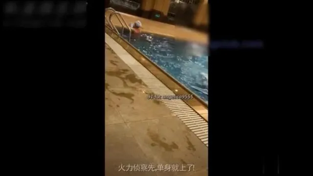 饭店泳池搭讪落单女！女神素质约她到房间打炮：第三点超粉嫩