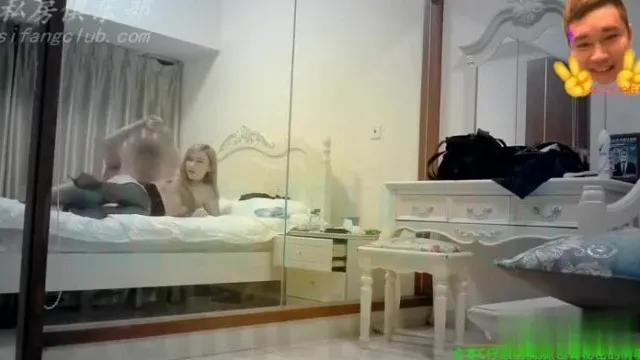 [本日招牌!]包臀裙配上黑丝袜成性感利器!房内灯光映出不一样的美!