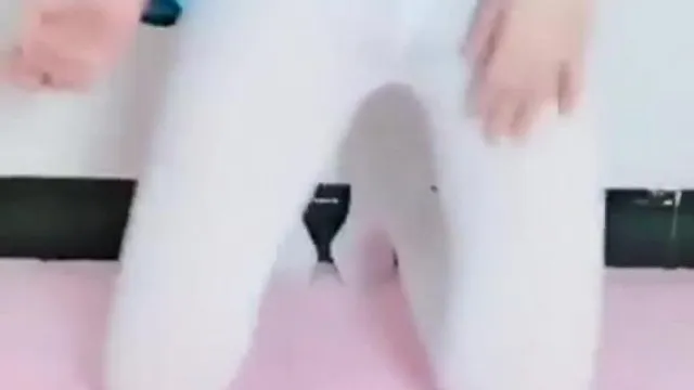 梨酒酒 餐厅服务生跷班在家玩弄早已湿透的穴穴~