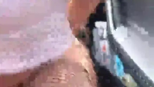 Le couple de salopes a fait l'amour en pleine nature dans la voiture !! Le copilote baisé en premier n'était pas suffisant ~ Se déplacer sur la banquette arrière a montré encore plus de puissance !!