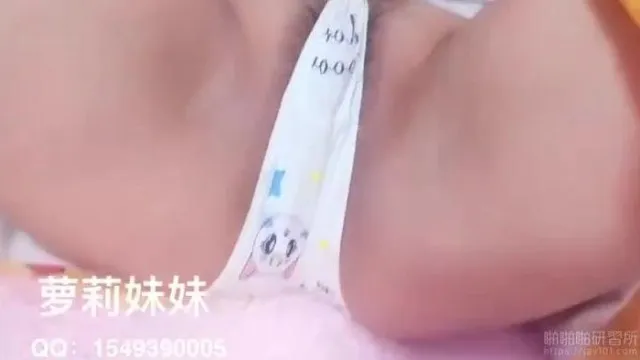 萝莉妹妹逼逼痒痒~猛抓猛搔~想看吗~你可以靠近一点!!