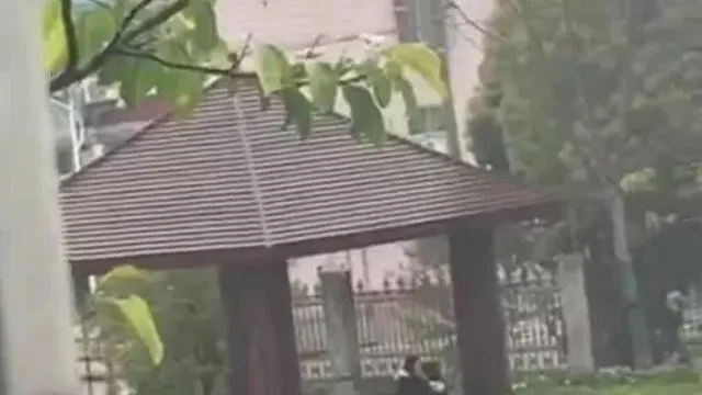 Сцена с парой в Чунцине очень горячая~ Секс в павильоне в дождливый день!! Не боюсь прохожих смотреть~