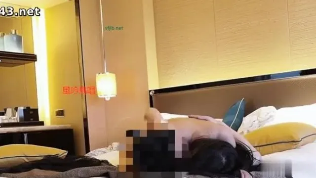 O vento canta e os pássaros cantam A linda jovem modelo Alyssa faz sexo apaixonado com o fotógrafo. Ela cavalga por cima e torce a bucetinha com paixão, deixando você torcer a bucetinha dela ~.