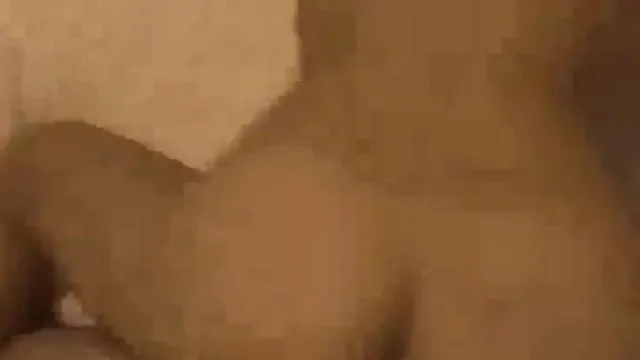 Regardant la bite~J'ai hâte que tu jouisses~Le long modèle noir et droit s'agenouille et prend la bite~