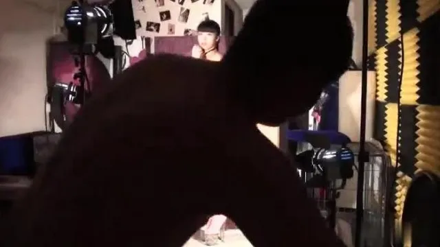 ¡¡El desgraciado con gafas y la modelo china de piernas largas ~ se aprovecharon de que Han Bing estaba atado y lo forzaron a entrar en ella por detrás!!