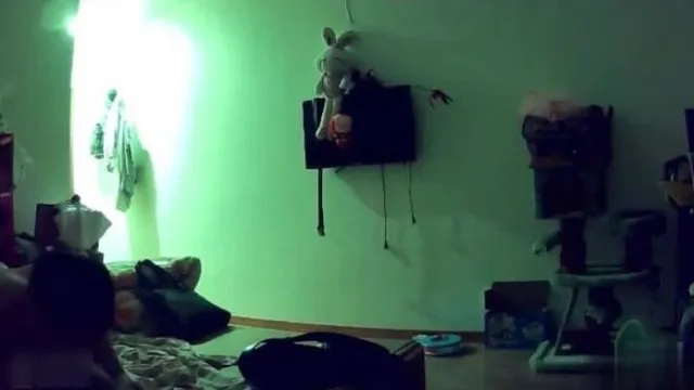 Loco registro de sexo de una pareja joven~Presionando a mi esposa contra la pared y follándola fuerte~Resulta que lo que más me gusta es apagar las luces y jugar~