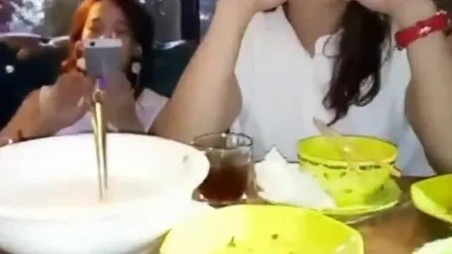 El Gran Hermano Da Xiaoyao Long, un locutor porno, regresó después de un período de pausa. Llevó a dos chicas a un bar para tomar un refrigerio nocturno y luego se fue a casa para tener sexo con su amante en vivo.