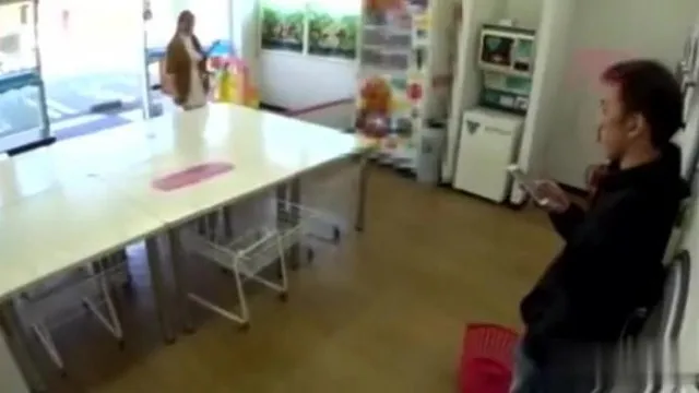 Esposa desprevenida lava la ropa