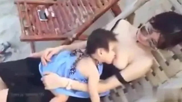 大きな胸のお母さんの赤ちゃんはよく食べる！セクシーなママの授乳動画がアップロードされました！赤ちゃんはもっと深く吸って、人々を羨ましがります