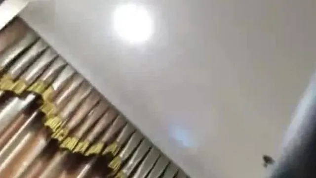 Vazou um vídeo de uma mulher casada tendo um caso?! Ela disse que ia jogar cartas, mas por que acabou fazendo sexo na cama?!