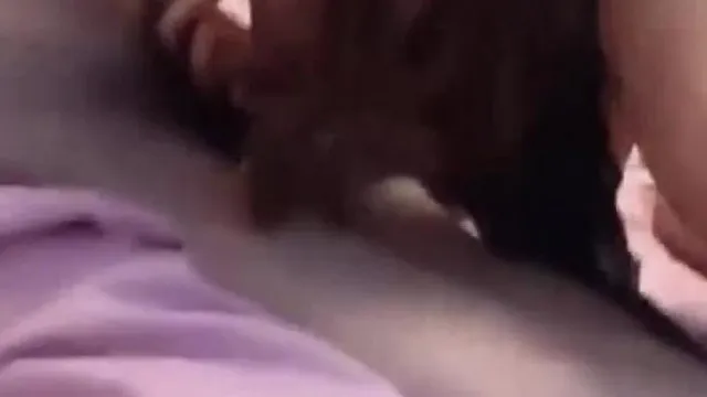 谁家的老婆出来3P？人妻前后门齐开 任人玩弄