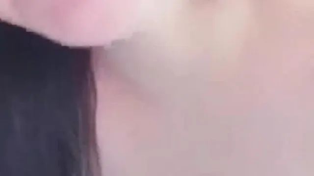 气质不错的美人妻翘着屁股淫蕩自摸! :「我们在揉揉看好不好」