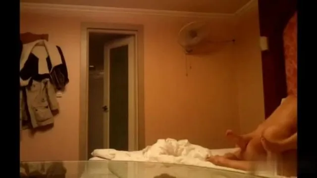 新婚的老公先装好镜头偷拍开录 嫩妻洗澡完后直接做爱
