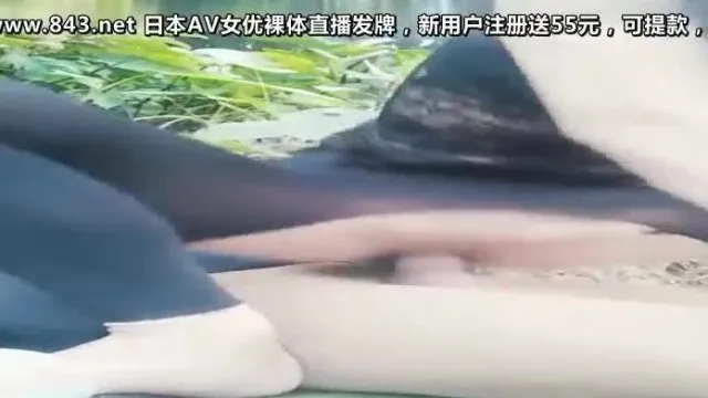 手机直播大白天野外夫妻啪啪秀各种姿势换着操女上位自己动很是诱惑