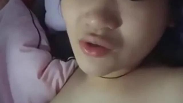 嫩妹主播夜晚和炮友直播啪啪表情很享受