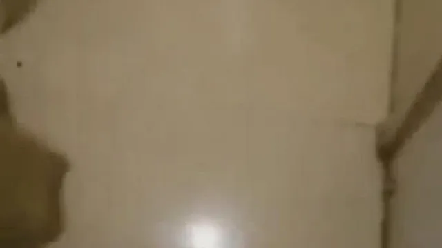 对白精彩淫荡现在年轻人太疯狂了3个小青年约个说话很嗲身材苗条嫩嫩的小妹子旅馆打炮直播换着干还有指挥的
