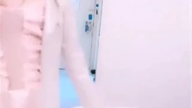 El diálogo es maravilloso, la belleza erótica de la celebridad de Internet interpreta la trama, la televisión del hotel no llama al camarero para obligarlo a acostarse en la cama, seducirlo, quitarle los pantalones y comerse el J8. Cuando se ponga duro, siéntate. y agítelo violentamente.