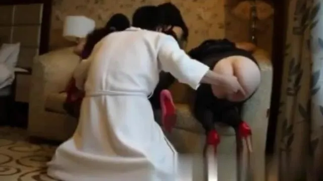 El nuevo trabajo de Brother Lingerie concertó una cita con tres jóvenes modelos sexys para tener sexo en múltiples posiciones en el hotel. Las medias negras y los tacones altos de Brother son muy sexys.