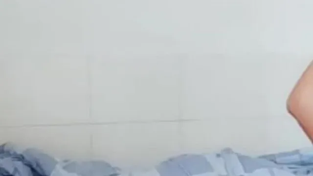 著很嫩的小騷婊露臉被渣男蹂躪，雞巴操嘴很刺激，壓在身下爆操浪叫幹得死去活來，內射特寫