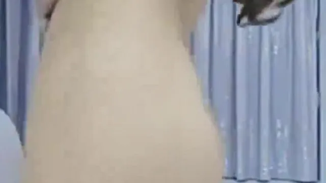 Linda jovem âncora com seios rosados ​​e bucetinha se masturba em um grande show A bucetinha de tigre branco sem pêlos é muito linda.