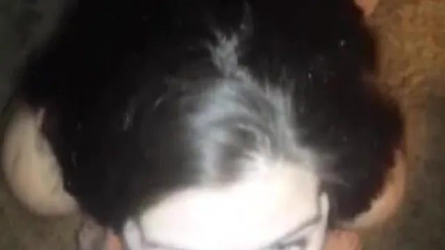 [欧美] 大眼骚妹低头吃鸡巴!!
