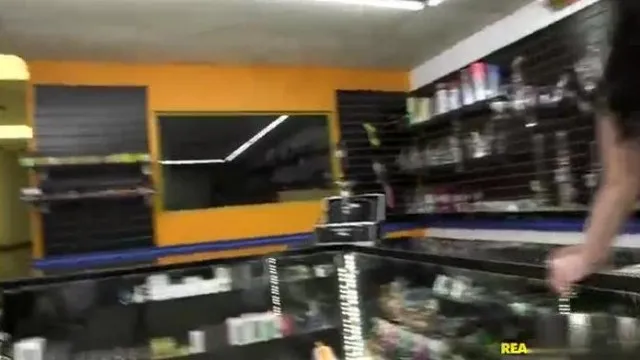 【圣诞节精选】金钱万能节目主持人~户外搭讪妹子完成啪啪啪性爱任务!!成人商店的脱衣激情~